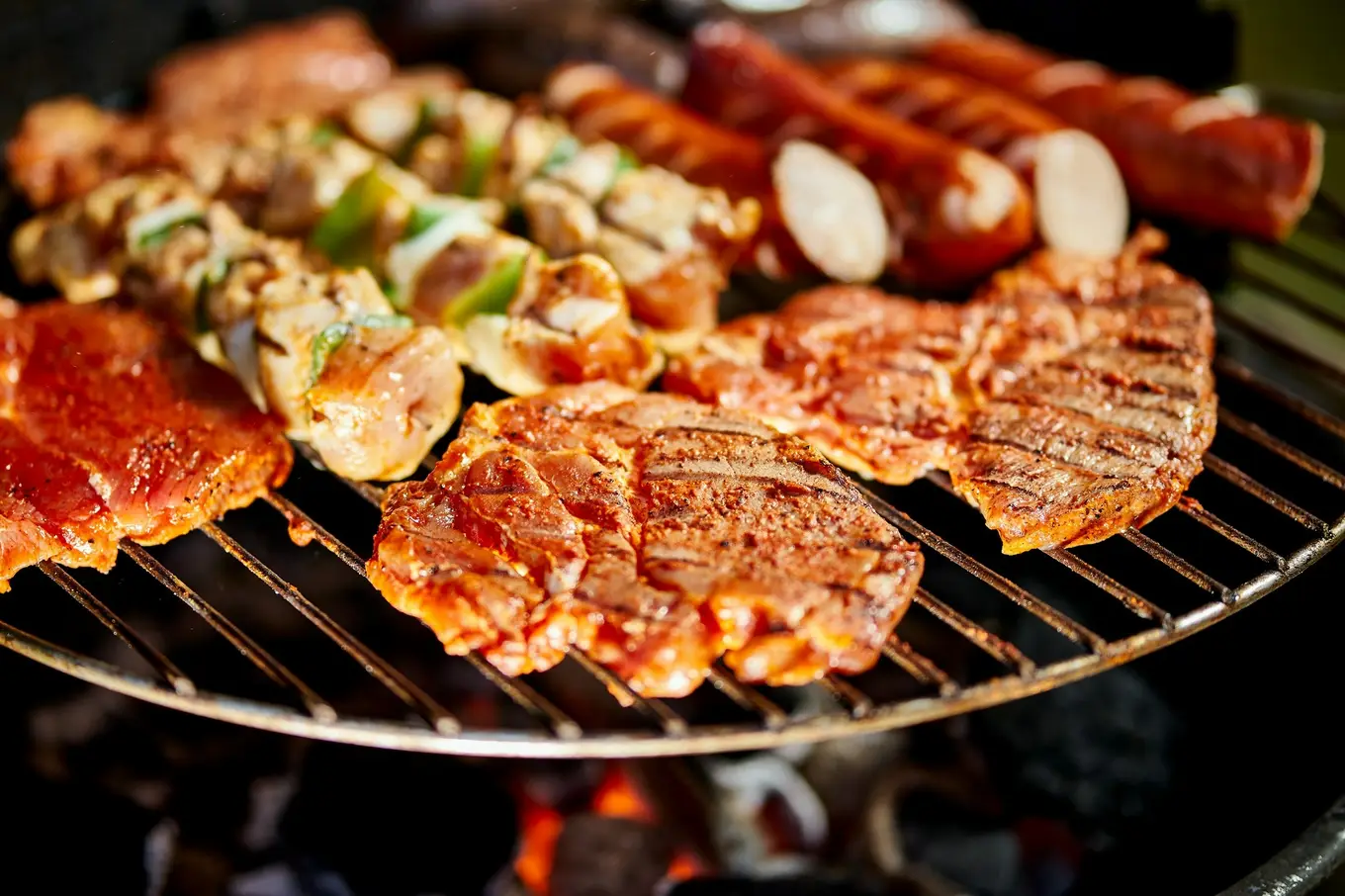 mięso na grillu